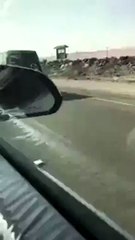 بالفيديو سائق سيارة يسحل كلباً بحبل خلف سيارة في مشهد مأساوي