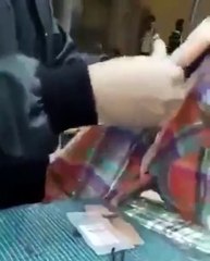 بالفيديو ضبط مسافر يحاول تهريب كمية كبيرة من الريالات بالسعودية