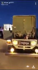 بالفيديو شباب سعودي يبتكروا طريقة طريفة لبيع الشاي في احدى الطرق العامة