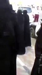 بالفيديو الاعتداء على امرأة مسنة تبيع الطعام امام بوابة جامعة الطائف