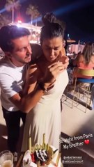 فيديو.. قبلة على الشفاه بين نادين الراسي وشقيقها تثير الجدل