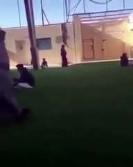 بالفيديو سيارة تقتحم مدرسة وتصطدم بباب مدرسة اثناء الدوام بالسعودية