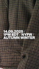 أناقة الخمسينيات تمتزج مع الأزياء المعاصرة في تشكيلة COS لخريف 2025