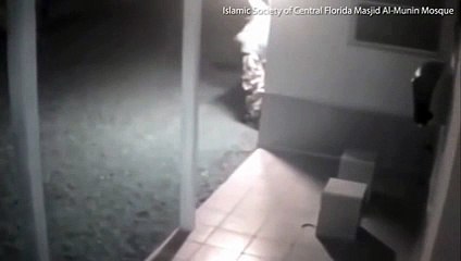 بالفيديو الحكم بالسجن 15 عاماً على شاب لاقتحامه مسجد والقاء لحم خنزير داخله