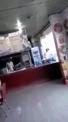 بالفيديو مواطن يتعدى على عامل مطعم في الهياثم بالسعودية والشرطة تحقق في الامر