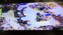 بالفيديو مواطن كويتي يعتدي بالضرب المبرح على شاب مصري داخل محل تجاري