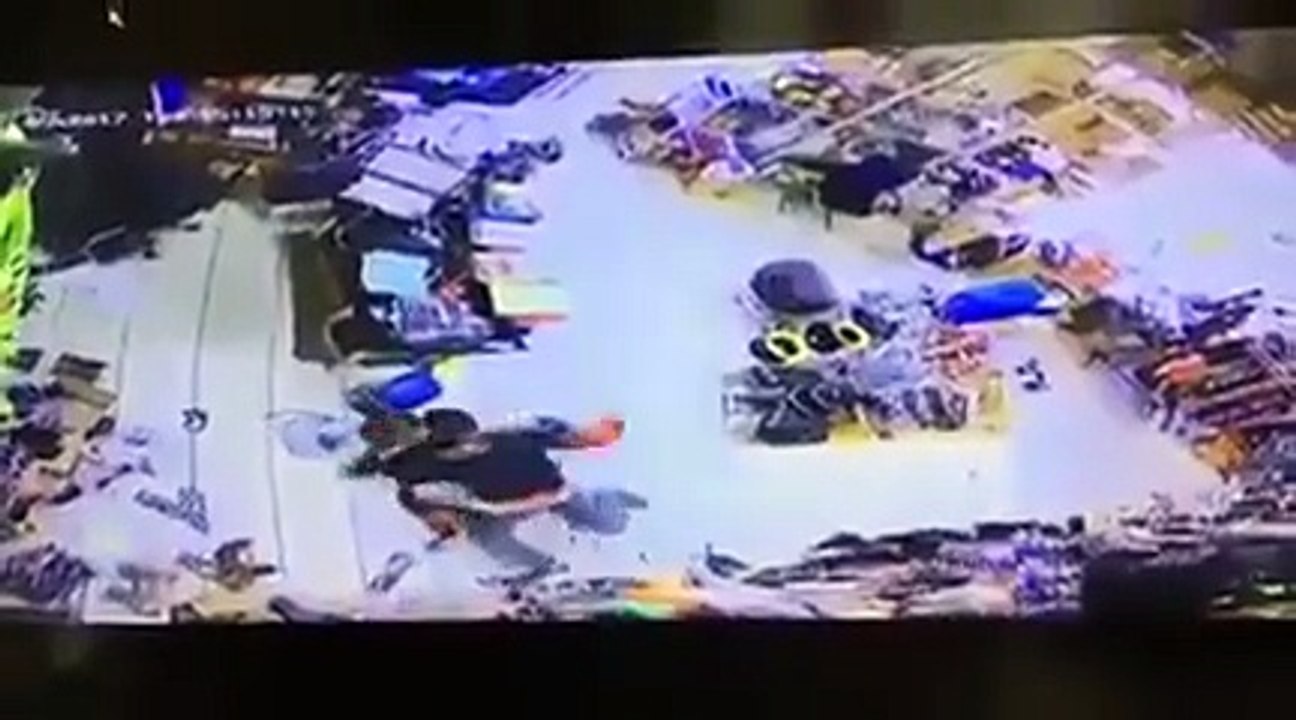 بالفيديو مواطن كويتي يعتدي بالضرب المبرح على شاب مصري داخل محل تجاري