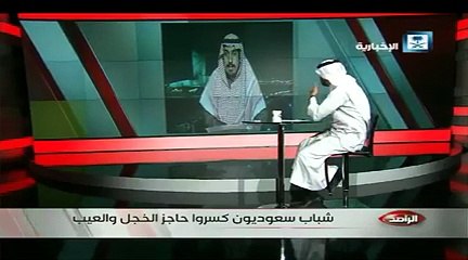 بالفيديو شباب سعوديين يكسرون ثقافة العيب ويعملون بمحطة وقود بالاحساء