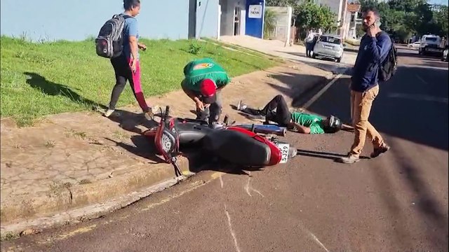 Homem fica ferido após colisão entre motos na Rua Nereu Ramos