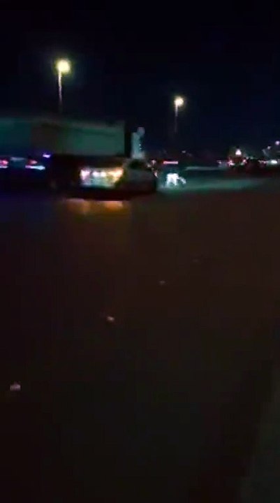 بالفيديو شاب يعرض حياته للخطر من أجل إماطة الأذى عن الطريق في السعودية