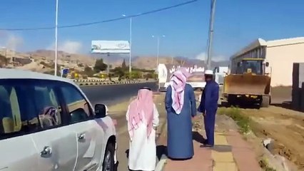 بالفيديو البلدية تعيد فتح عبارة استغلها مسؤول لتحويل المياه الي مسكنه منذ 10 سنوات بالسعودية
