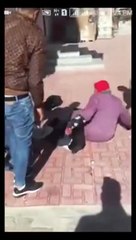 بالفيديو مشاجرة عنيفة بين متسولتين على مكان جلوسهما