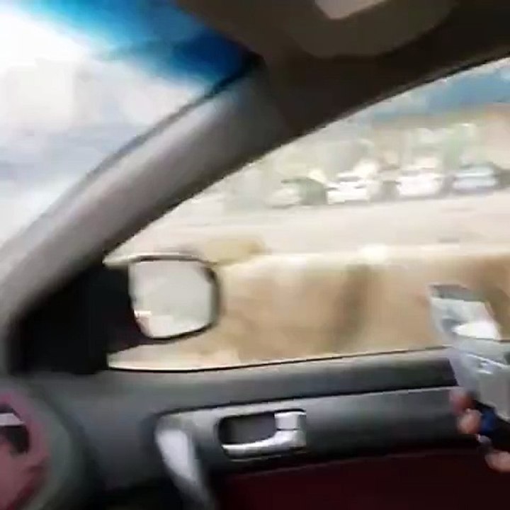 بالفيديو السيول تحول جدة الي بركة مياة كبيرة وتحاصر البيوت والمركبات