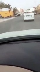 بالفيديو قيادة متهورة لسائق حافلة مدرسية بالسعوية يعرض حياة الطلاب للخطر