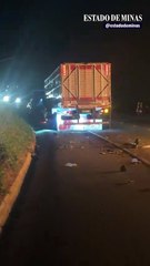 Carro invade contramão, bate de frente com caminhão e pega fogo