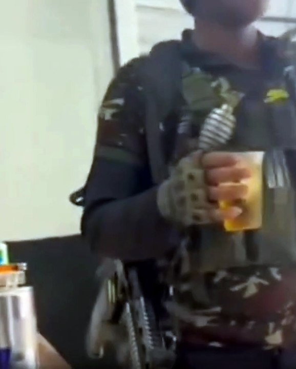 Com copo de cerveja! Soldado do CV postou vídeo dançando funk momentos antes de morrer em confronto com a Core; assista