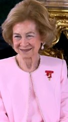 Felipe VI impone el Toisón de Oro a su madre, la reina Sofía