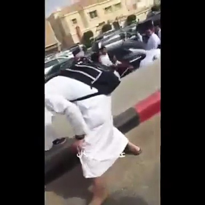 بالفيديو امير سعودي يشهر سلاحه في مضاربة بجوار مدرسة بالسعودية