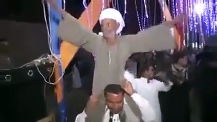 بالفيديو عريس يحمل والده على اكتافه اثناء حفل زفافه