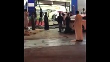 بالفيديو اصطدام سيارة بواجهة احدى المطاعم واقتحامه بالرياض