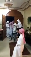 بالفيديو ابناء واحفاد  مسن سعودي  يعبرون عن فرحتهم لخروج والدهم من المستشفي بطريقة رائعة
