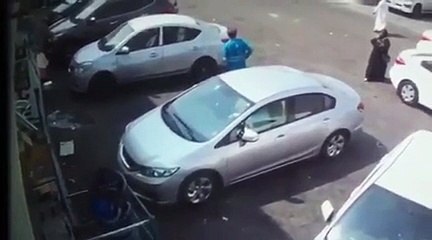 بالفيديو بعد تصدقها بلحظات سيدة سعودية تنجو من الموت بأعجوبة