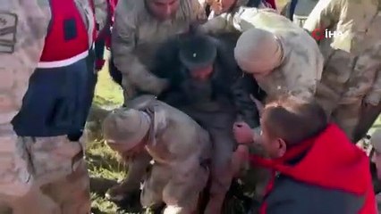 Bulunan çobanı asker ambulansa kadar böyle sırtında taşıdı