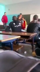 بالفيديو  تلميذ يقوم يعتدي بالضرب على استاذه داخل المدرسة