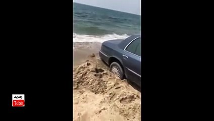 بالفيديو مواطن سعودي يستنجد بجنود من قوات حرس الحدود لمساعدته بسبب سيارته العالقة لكنهم يرفضون