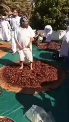 بالفيديو :طريقة تثيرالاشمئزاز لعجن التمر بدهسه بالاقدام تشعل مواقع التواصل الاجتماعي