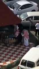 بالفيديو اعتداء معتل نفسياً على الماره بمحافظة محايلفي السعودية