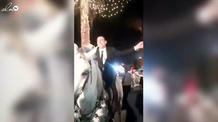 السقا يدخل حفل زفاف نجل عمرو عرفة بالحصان!