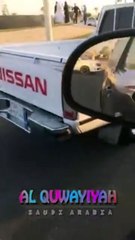 بالفيديو عروسان يلتقطون صوراً لهم بجانب نافورة بالسعودية