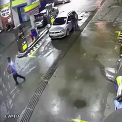 بالفيديو انفجار سيارة في احدى محطات الوقود بالكويت بسبب الجوالات