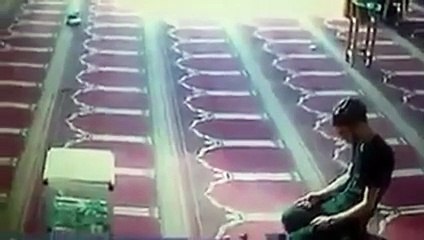 بالفيديو شاب يسرق صندوق التبرعات داخل مسجد بعد انتهائه من الصلاة والتسابيح