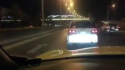 بالفيديو  تهور سائقين بالرياض يتسبب في تعطل حركة المرور