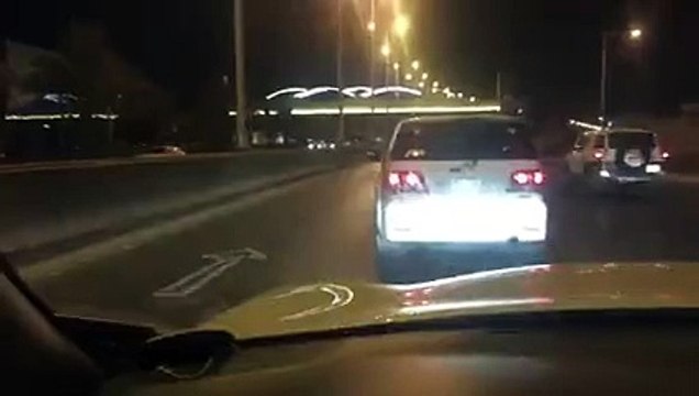 بالفيديو تهور سائقين بالرياض يتسبب في تعطل حركة المرور