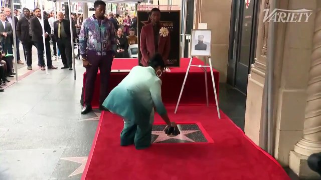 L'acteur Chadwick Boseman, qui a incarné le super-héros Black Panther , a été honoré à titre posthume avec une étoile sur le Hollywood Walk of Fame - VIDEO