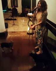 بالفيديو: شاهدي من اعترض على غناء سميرة سعيد.. وكيف كان ردّ فعلها؟!