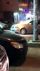 بالفيديو شاب ينقذ سيارة من الحريق بعد اشتعالها بالرياض