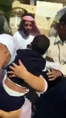 بالفيديو لحظة العثور على طفل تم حبسه داخل حافلة روضة لمدة 4 ساعات بالسعودية