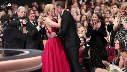 نيكول كيدمان تفسّر القُبلة الحميمية لزميلها