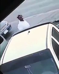 بالفيديو : محاولة لص سرقة حزمة حطب من سيارة هايلكس وانتباه صاحبها له بالسعودية