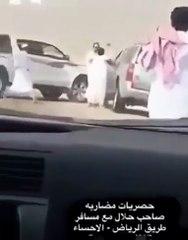 بالفيديو مضاربة على طريق الاحساء وظبط الجناه