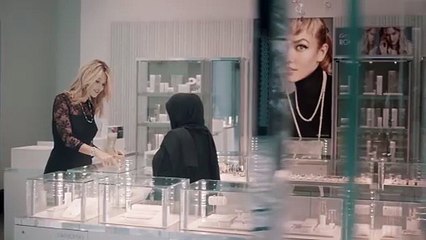 زيارة زويا إلى بوتيك سواروفسكي لاكتشاف  Remix collection