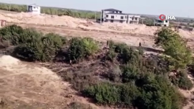 Adana’da hakkında kesinleşmiş 2 yıl hapis cezası bulunan bir şahıs, polisin “dur” ihtarına uymayınca sokak aralarında nefes kesen bir kovalamaca başladı. Kaçış boş araziye kadar uzadı.