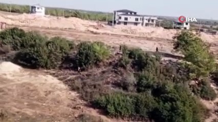 Adana’da hakkında kesinleşmiş 2 yıl hapis cezası bulunan bir şahıs, polisin “dur” ihtarına uymayınca sokak aralarında nefes kesen bir kovalamaca başladı. Kaçış boş araziye kadar uzadı.