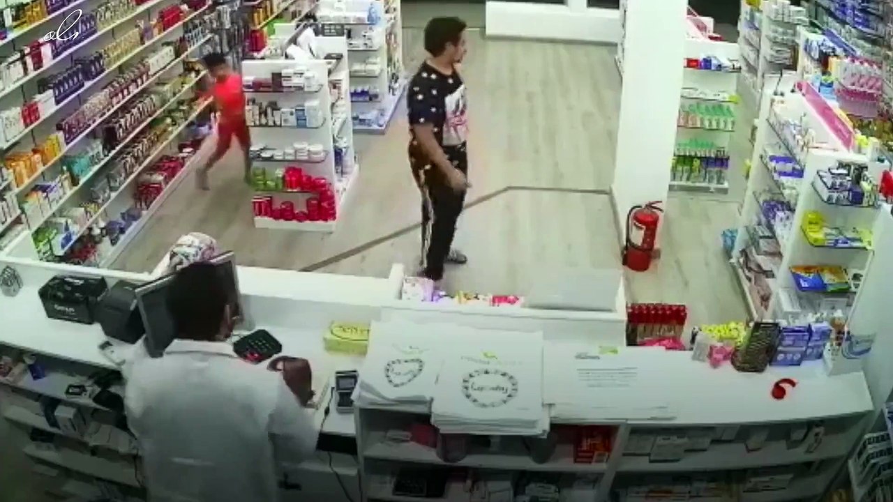 بالفيديو : طفل صغير يسرق احدى الصيدليات بالسعودية