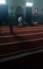 بالفيديو مضاربة عنيفة داخل احدى المساجد