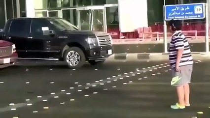 فيديو يثير الجدل لمعلم ينظف المدرسة